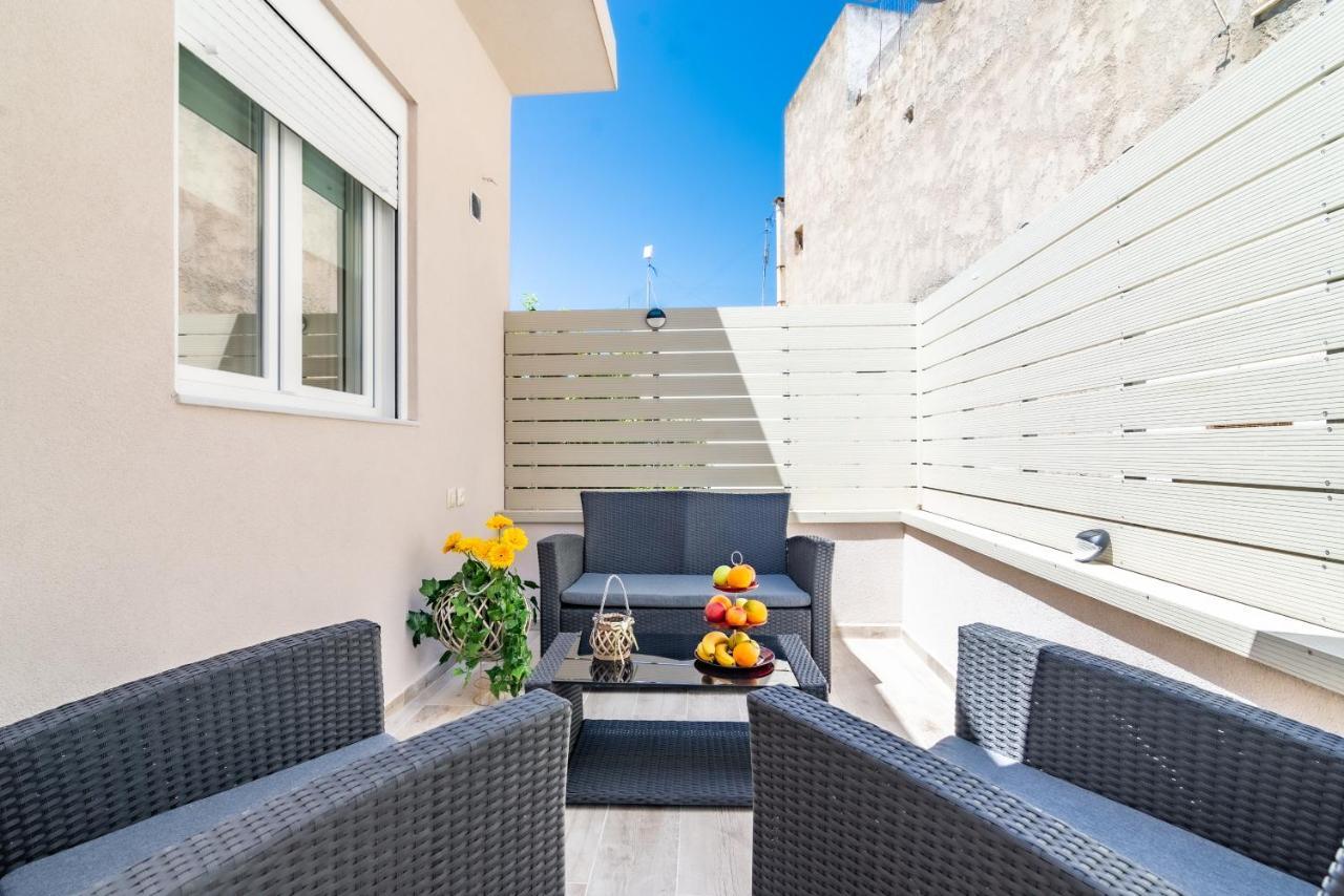 Sophia'S Comfortable Home With A Private Backyard Gazi Exterior photo